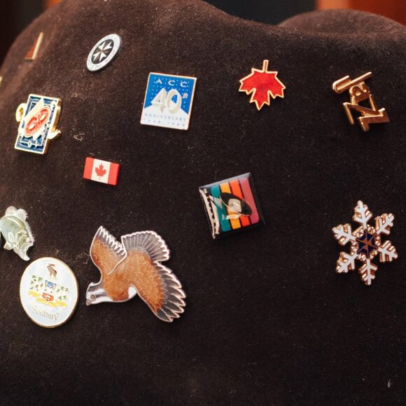 Vintage Sheplers Cowboy Hat + Pin Collection - Picture 7 of 8